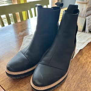 Toms Dakota boots. Size 10